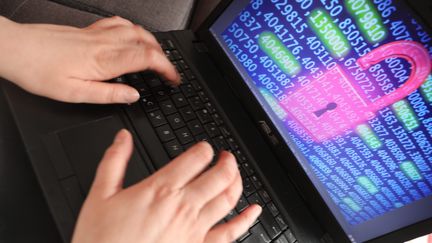 Un homme tape sur le clavier d'un ordinateur. (VINCENT VOEGTLIN / MAXPPP)