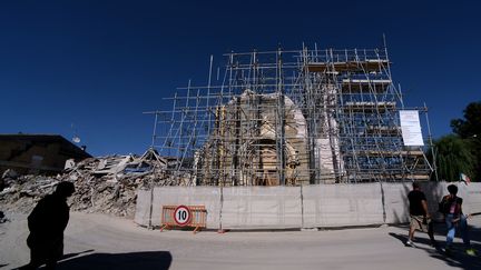 Le&nbsp;plan de reconstruction d'Amatrice prévoit même de revenir aux années 1930, avant que des bâtiments trop hauts ne dénaturent la vue. Les autorités veulent également installer une place centrale que la papauté avait refusé à la ville au XVe&nbsp;siècle. (FILIPPO MONTEFORTE / AFP)