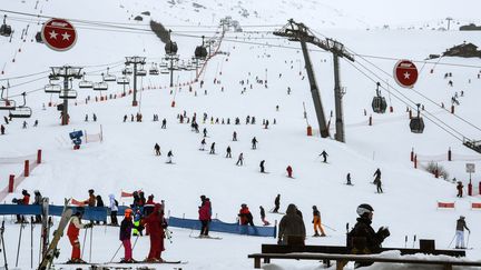 Des skieurs à la station des Menuires (Savoie), le 4 janvier 2018. (JEAN-PIERRE CLATOT / AFP)