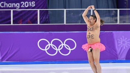 Un homme a fait irruption sur la glace de la patinoire de&nbsp;Gangneung (Corée du Sud), durant les Jeux olympiques, le 23 février 2018. (MLADEN ANTONOV / AFP)