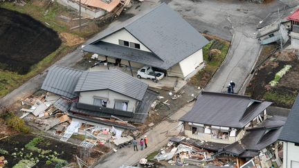 Des maisons se sont effondr&eacute;es dans la ville d'Hakuba (Japon) apr&egrave;s un tremblement de terre de magnitude 6,2, survenu le 22 novembre 2014 dans la pr&eacute;fecture de Nagano.&nbsp; (KYODO / REUTERS)