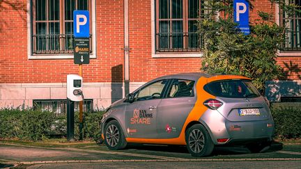 Une voiture électrique à proximité d'une borne de recharge, (photo d'illustration, le 1er février 2024). (JEAN-LUC FL?MAL / MAXPPP)