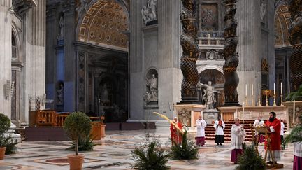 Le pape François célèbre la messe des Rameaux sans fidèles, dans la Basilique Saint-Pierre, au Vatican (Italie), le 5 avril 2020.&nbsp; (ALBERTO PIZZOLI / POOL)