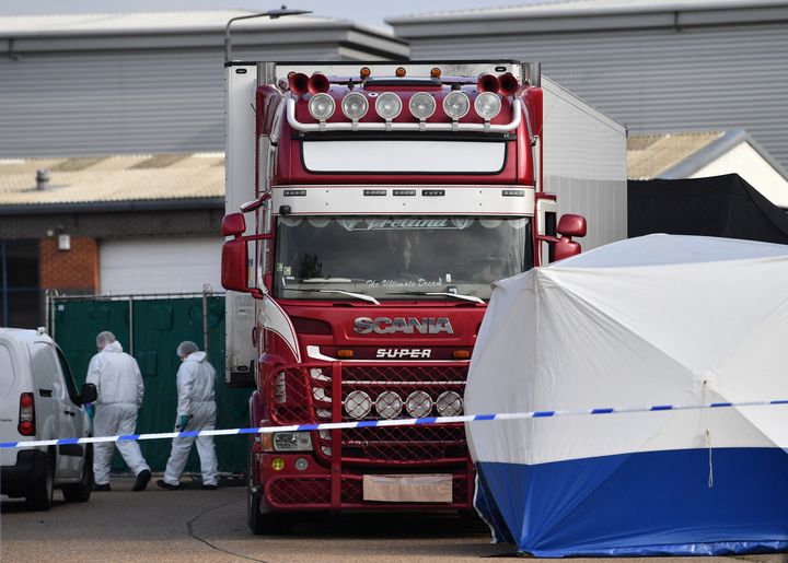 La police britannique a découvert 39 corps dans ce camion frigorifique le 23 octobre 2019, dans la banlieue de Londres (BEN STANSALL / AFP)