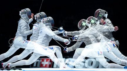 La française Cecilia Berder (à d.), lors de la finale de la Coupe du monde de sabre à Moscou, le 14 juillet 2015. (MAXPPP)