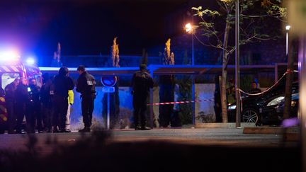 Des policiers enquêtent sur une scène de crime à Marseille, dans les&nbsp;Bouches-du-Rhône. (BERTRAND LANGLOIS / AFP)