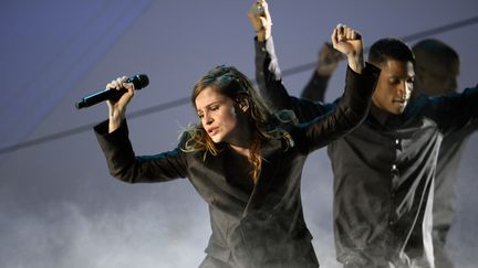 H&eacute;loise Letissier, de Christine &amp; the Queens, sur la sc&egrave;ne des Victoires de la musique, le 13 f&eacute;vrier 2015. (BERTRAND GUAY / AFP)