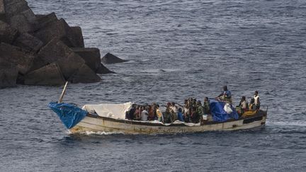 Ein Boot mit Migranten kommt am 14. September 2024 in Spanien auf der Insel El Hierro auf den Kanarischen Inseln an. (ANTONIO SEMPERE/AFP)