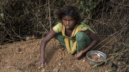 est le travail des enfants. 5.000 d’entre eux s’y échinent huit heures par jour. Mais il est très difficile de créer un cadre légal dans le Jharkhand où sévit une insurrection maoïste depuis 1967. Cette région dangereuse est aussi la proie de gangs mafieux. La police a depuis longtemps renoncé à s’y rendre. (François-Olivier Dommergues/SIPA)