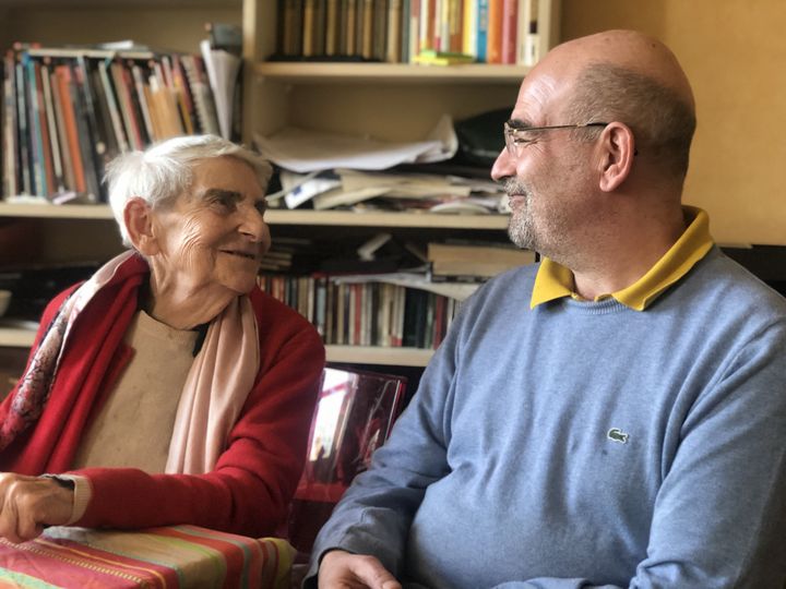 Eveline Szpirglas, 91 ans, rescapée d'Auschwitz, et son fils, Bruno Szpirglas, dans la ville du Mans en janvier 2020. (VICTOR MATET / FRANCE-INFO)