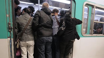 Le trafic sur les lignes 1, 4, 12 et 13 est tweet&eacute; en temps r&eacute;el de 6 heures &agrave; 21 heures depuis le 5 septembre 2012. (JACQUES DEMARTHON / AFP)