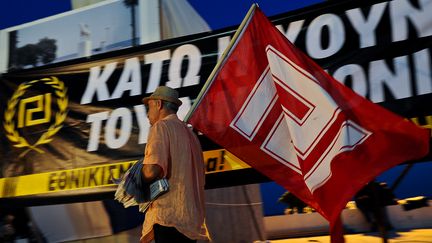 Un militant du parti d'extr&ecirc;me droite grec Aube dor&eacute;e lors d'un meeting &agrave; Ath&egrave;nes, le 11 juin 2012.&nbsp; (ANDREAS SOLARO / AFP)