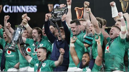 Le bonheur des joueurs irlandais, vainqueurs du Tournoi des six nations 2023 après leur succès à Dublin contre l'Angleterre (29-16), le 18 mars 2023. (PETER MORRISON / AP)