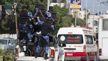 La police du Hamas escorte une ambulance transportant les corps des trois Palestiniens pendus, le 6 avril 2017 à Gaza, pour collaboration avec Israël.