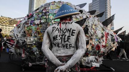 Des militants écologistes défilent dans les rues de Jakarta (Indonésie) pour protester contre les plastiques à usage unique, le 21 juillet 2019. Le défilé visait notamment à exhorter le gouvernement à cesser d'importer des déchets de l'étranger.&nbsp; (EKO SISWONO TOYUDHO / ANADOLU AGENCY / AFP)