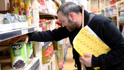 Une opération de contrôle d'origine des produits par un agriculteur dans un supermarché de l'Ain, en novembre 2023. (CATHERINE AULAZ / MAXPPP)
