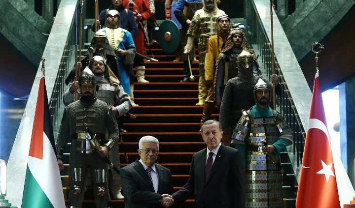 Erdogan et Abbas sur un escalier du palais présidentiel turc entouré de gardes en costumes d'époque. (ADEM ALTAN / AFP)