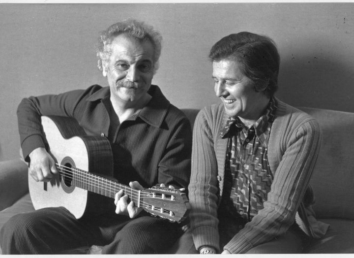 Georges Brassens à la guitare avec son ami Fred Mella en 1973. (ARCHIVES MELLA)