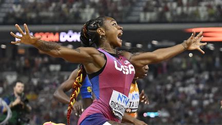 Explosion de joie pour Sha'Carri Richardson lors de son sacre de championne du monde du 100 m en 10"65, le 21 août 2023. A 23 ans, l'Américaine s'est offert son record personnel et a signé la cinquième meilleure performance de tous les temps, à égalité avec Shericka Jackson et Marion Jones. (DENES ERDOS / AP)