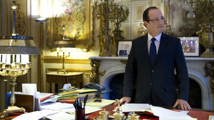 Fran&ccedil;ois Hollande pose dans son bureau &agrave; l'Elys&eacute;e, le 17 d&eacute;cembre 2012. (LANGLOIS / SIPA)