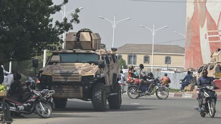 Un char de l'armée tchadienne à N'Djamena (Tchad), le 10 mai 2024. (ISSOUF SANOGO / AFP)