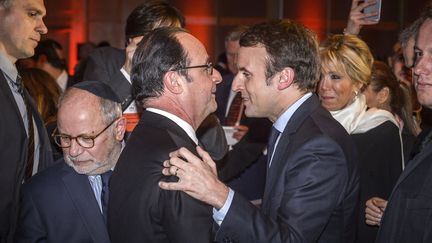 François Hollande, président de la République et Emmanuel Macron, candidat à l'élection présidentielle, au dîner du CRIF, à Paris, le 22 février 2015. (CHRISTOPHE PETIT TESSON / POOL / EPA POOL)