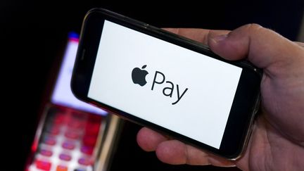 Un iPhone avec Apple Pay. (PAVEL PAVLOV / ANADOLU AGENCY / AFP)