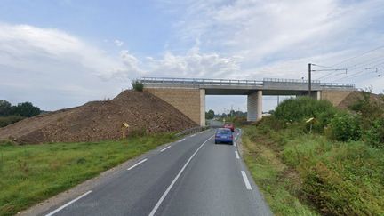 Le "pont qui ne mène nulle part", à Warcq, dans les Ardennes. (CAPTURE GOOGLE MAPS)