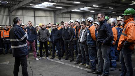 Les employés de l'aciérie British Steel Saint-Saulve, alors Ascoval, écoutent leur directeur d'alors, Franck Dourlens, dans leur usine, le 12 décembre 2018 à Saint-Saulve (Nord). (FRANCOIS LO PRESTI / AFP)