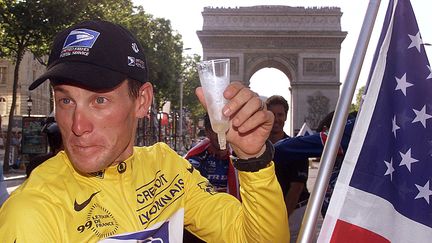 Le cycliste Lance Armstrong f&ecirc;te sa victoire au Tour de France sur les Champs-Elys&eacute;es &agrave; Paris, le 25 juillet 1999. (JOEL SAGET / AFP)