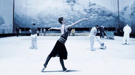 La répétition d'une danseuse à l'Opéra de Paris. Image tirée du film de Jean-Stéphane Bron, "L'opéra". (FRENETIC FILMS)