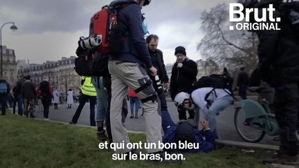 Aides-soignants, infirmiers, médecins, pompiers mais aussi professeurs, les street medics assurent les premiers soins lors des manifestations. Brut les a suivis.