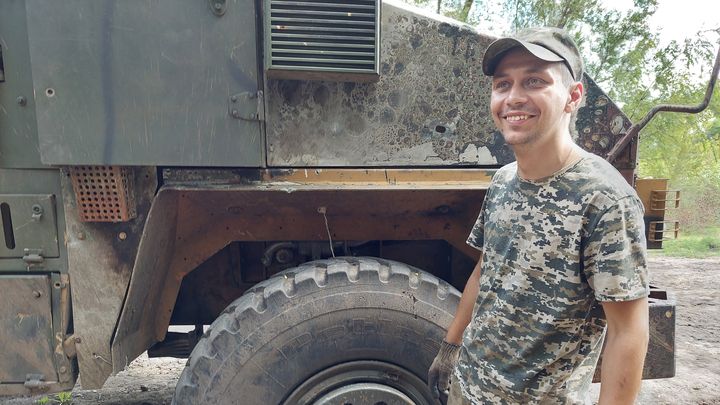 L'un des mécaniciens de la 35e brigade d'infanterie navale, Youri. Près de Donetsk (Ukraine), juillet 2023 (ISABELLE LABEYRIE / RADIO FRANCE)