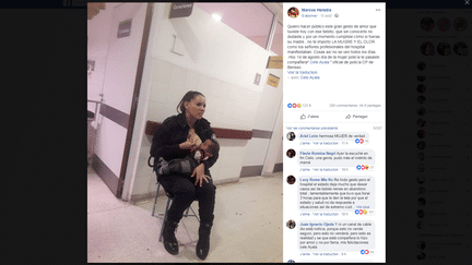 La photo d'une policière de la ville de Berisso (Argentine) donnant le sein à un bébé dans un hôpital, mise en ligne sur Facebook par un de ses collègues, le 15 août 2018. (MARCOS HEREDIA / FACEBOOK)