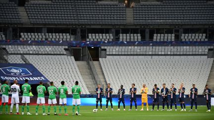 Les joueurs du PSG et de l'AS Saint-Etienne rendent hommage aux victime du coronavirus avant la finale de la Coupe de France, au Stade de France, le 24 juillet 2020. (FRANCK FIFE / AFP)