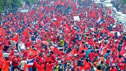 Les chemises rouges dans les rues de Bangkok en soutien à l'ancien Premier ministre Thaksin Shinawatra, le 20 mars 2010. (AFP/PORNCHAI KITTIWONGSAKUL)