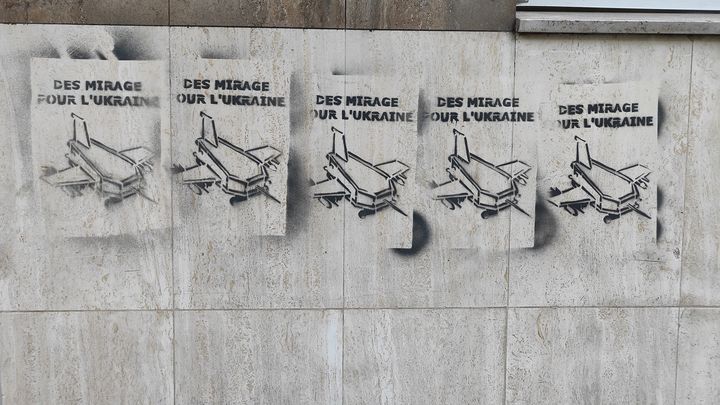 Des tags pro-russes ont été aperçus à côté du siège de Libération, avenue de Choisy à Paris 13e, mardi 18 juin. (LINH-LAN DAO / FRANCEINFO)