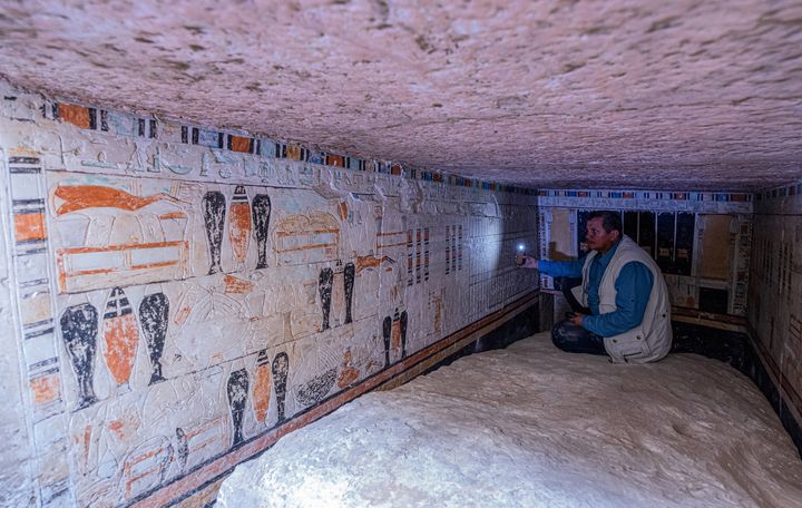 Un archéologue, le 19 mars 2022, à l'intérieur de la tombe de Beti, l'une des cnq découvertes récemment à Saqqara. (KHALED DESOUKI / AFP)