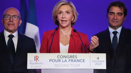 Valérie Pécresse au siège du parti Les Républicains à Paris, le 4 décembre 2021,n avec Eric Ciotti (à gauche) et Laurent Jacob (à droite). (ANNE-CHRISTINE POUJOULAT / AFP)