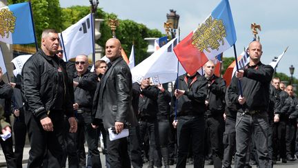 Serge Ayoub et des membres du groupe de l'ultra doite Troisi&egrave;me Voie, le 12 mai 2013 &agrave; Paris. (MIGUEL MEDINA / AFP)