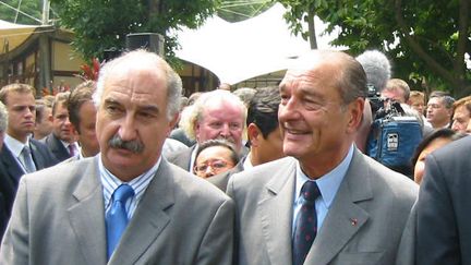 Jacques Chirac et Marc Villard à Hanoï&nbsp;durant la visite officielle du chef de l'Etat, en&nbsp;octobre 2004, lors de&nbsp;la réception donnée dans les jardins de l'Ambassade de France. (Photo DR)