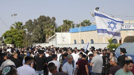 Des personnes en deuil assistent aux funérailles de l'une des victimes de la fusillade sur l'île tunisienne de Djerba, dans la ville de Netivot, dans le sud d'Israël, le 12 mai 2023. (AHMAD GHARABLI / AFP)