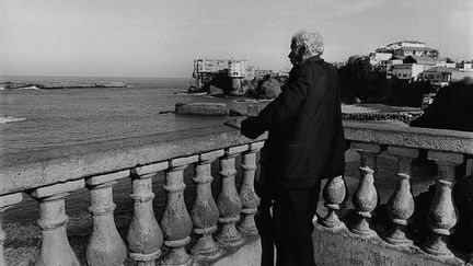 Une décennie sépare les photos noir et blanc (2003) et couleurs (2011-2012) du photographe, mais pourtant, tout semble figé. Le temps à Alger semble s’être arrêté. Yves Jeanmougin, natif de Casablanca vivant Marseille, et auteur de nombreuses séries sur le Maghreb, «n’a aucun mal à se couler en ami dans un mode de vie qui est celui de toutes les grandes villes de mer du bassin méditerranéen», là où la mer est toujours omniprésente. (Yves Jeanmougin)