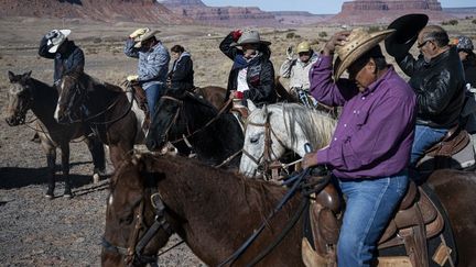 Des électeurs appartenant au peuple Navajo participent à une opération baptisée "Ride to the polls", visant à se réunir pour aller voter à cheval, mardi 5 novembre, à Kayenta, en Arizona. (ERNESTO BENAVIDES / AFP)