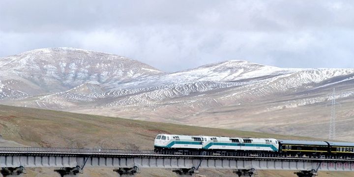 Le train reliant la Chine à la capitale du Tibet, Lhassa, inauguré en 2006 (Qi zhenlin / Imaginechina)