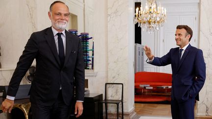 Edouard Philippe et Emmanuel Macron à l'Elysée, le 22 juin 2022. (GONZALO FUENTES / POOL / AFP)