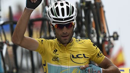 Vincenzo Nibali (Astana) s'impose avec panache à Hautacam (ERIC FEFERBERG / AFP)