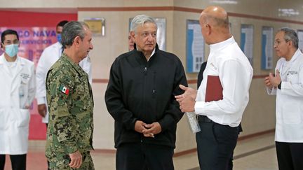 Le président mexicain Andres Manuel Lopez Obrador (au centre) avec des responsables de l'Institut national de la Santé, à Mexico le 4 avril 2020 (HANDOUT / MEXICAN PRESIDENCY)