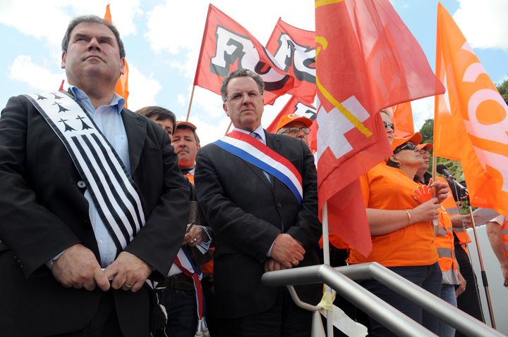 Christian Troadec et&nbsp;Richard Ferrand, le 23 juin 2012 à Châteaulin (Finistère), aux côtés des employés du volailler Doux. (FRED TANNEAU / AFP)