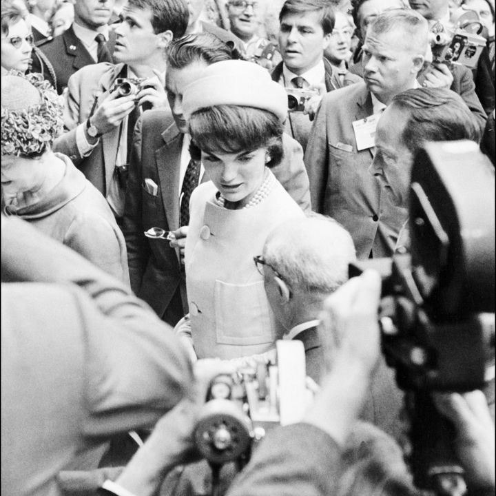 Jackie Kennedy avec un "Pillow Box Hat" de Halston, à Paris en 1961. (AFP)